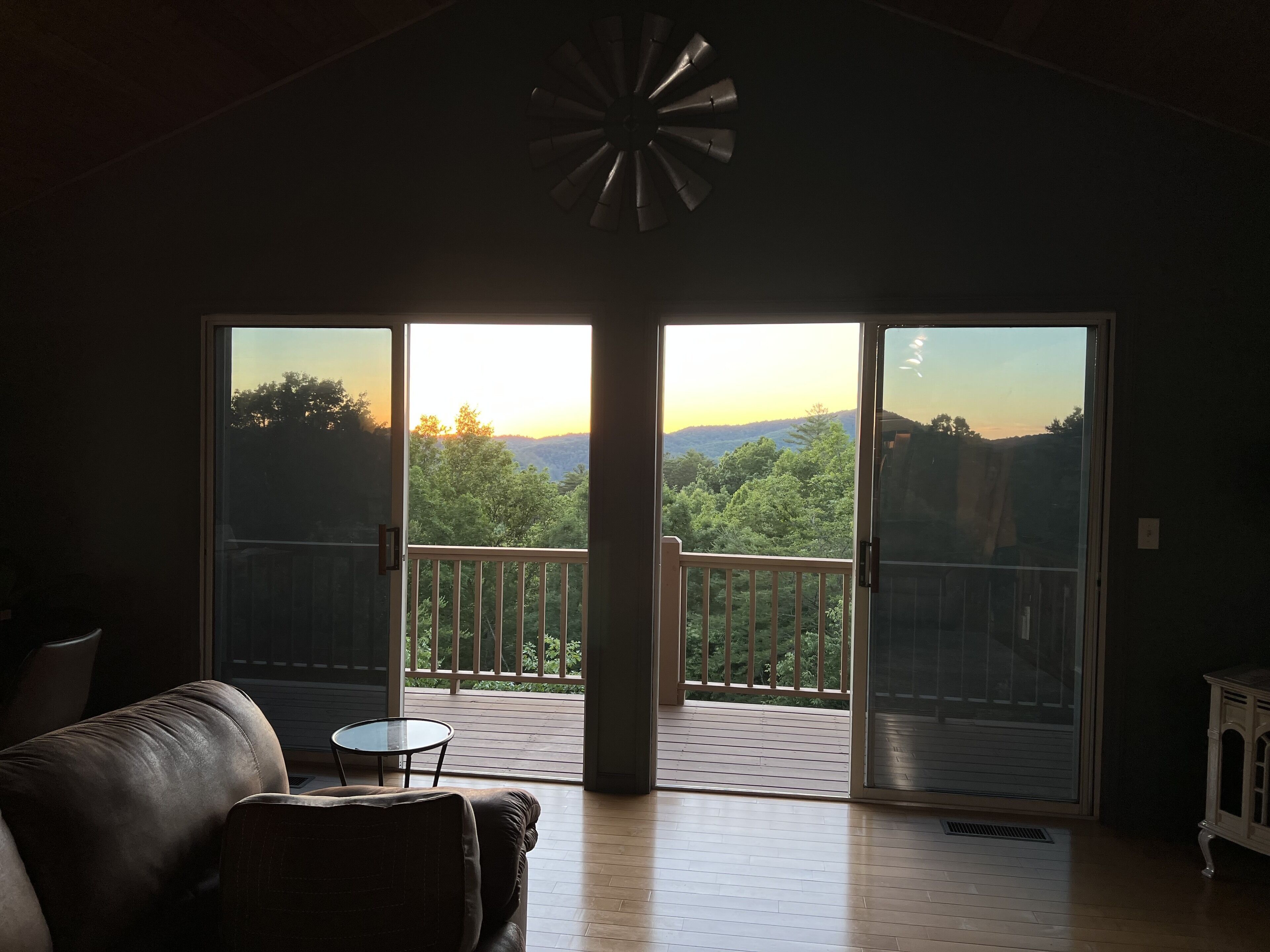 TV connectée, cheminée, table de tennis de table, livres