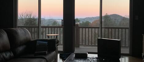 Téléviseur connecté, foyer, table de ping-pong, livres