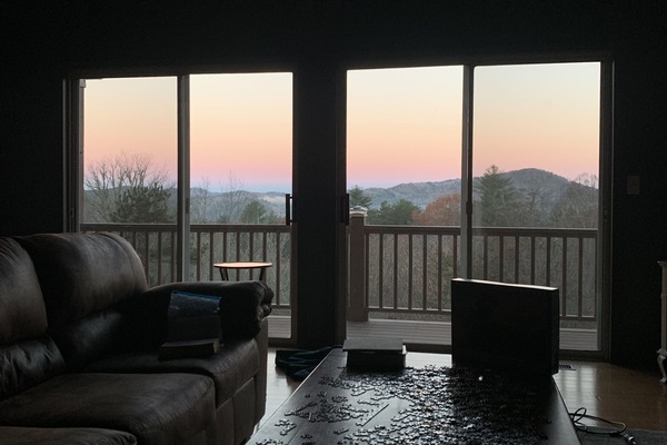 Een smart-tv, een open haard, een tafeltennistafel en boeken