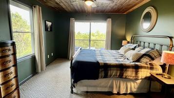 4 bedrooms, desk, iron/ironing board, WiFi (free)