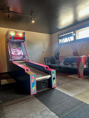 Games room - Log Cabin on Lake Alice & ATV/UTV Trails, Mama Bear 1-Bedroom (Tomahawk)
