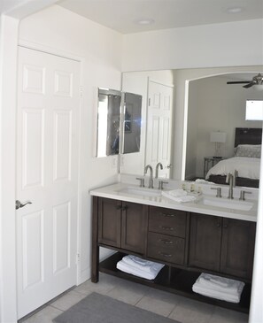 Suihkun ja ammeen yhdistelmä, hiustenkuivaaja, pyyhkeet, saippua