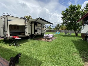 Outdoor dining - Charming Camper Oasis in Miami (Miami)