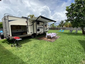 Outdoor dining - Charming Camper Oasis in Miami (Miami)
