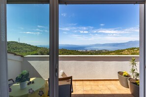 Outdoor dining - Terra Magica Room with parking, balcony and sea view (Čavle)