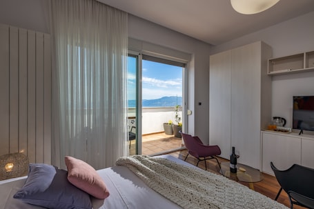 1 bedroom, iron/ironing board, travel crib, free WiFi. Terra Magica Room with parking, balcony and sea view