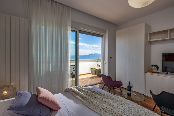 1 bedroom, iron/ironing board, travel crib, free WiFi - Terra Magica Room with parking, balcony and sea view (Cavle)