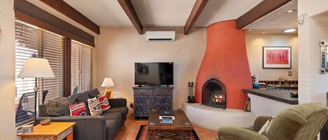 Una Smart TV, una chimenea, un reproductor de DVD