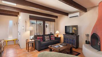 Smart TV, chimenea y reproductor de DVD