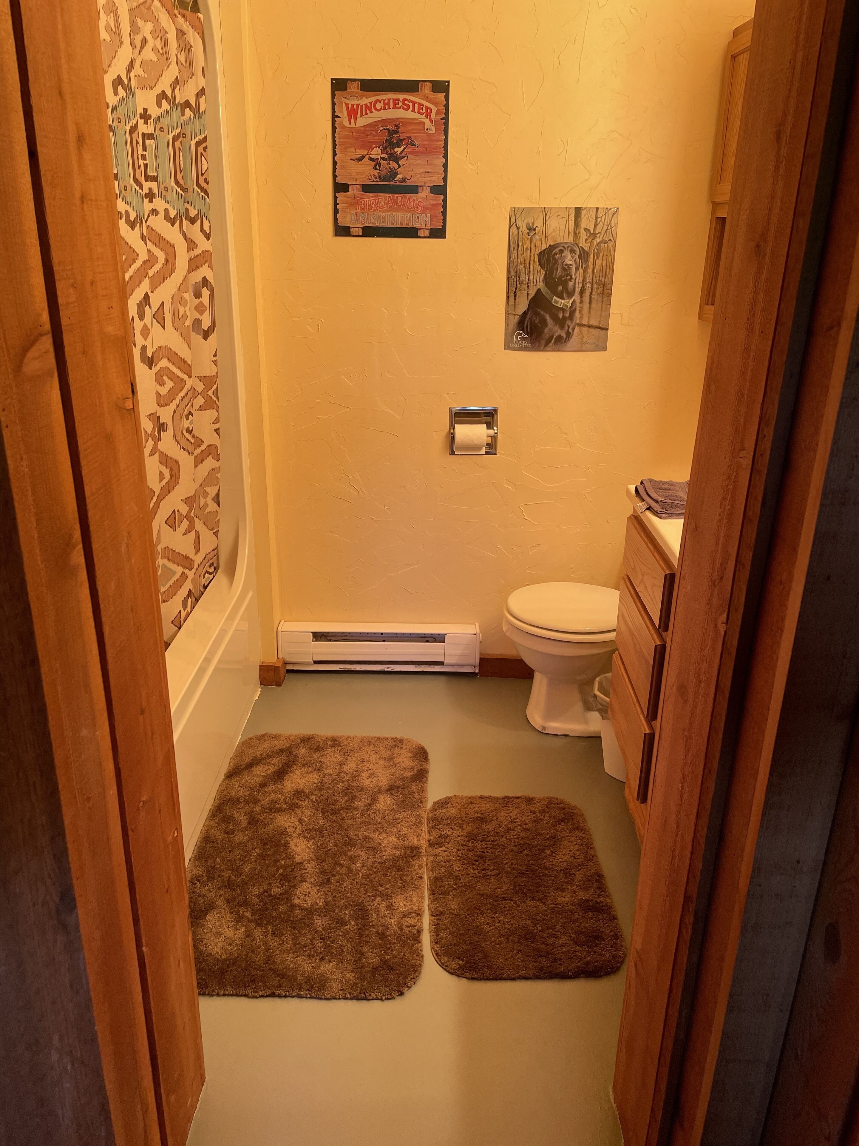 Family sized bunkhouse/hunting cabin 5 minutes from town!