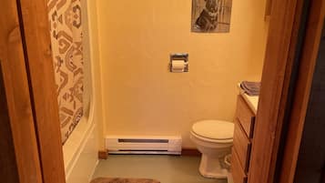 Duschwanne, Haartrockner, Handtücher, Seife