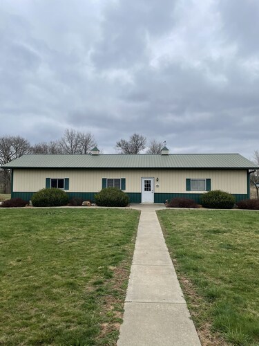 Family sized bunkhouse/hunting cabin 5 minutes from town!