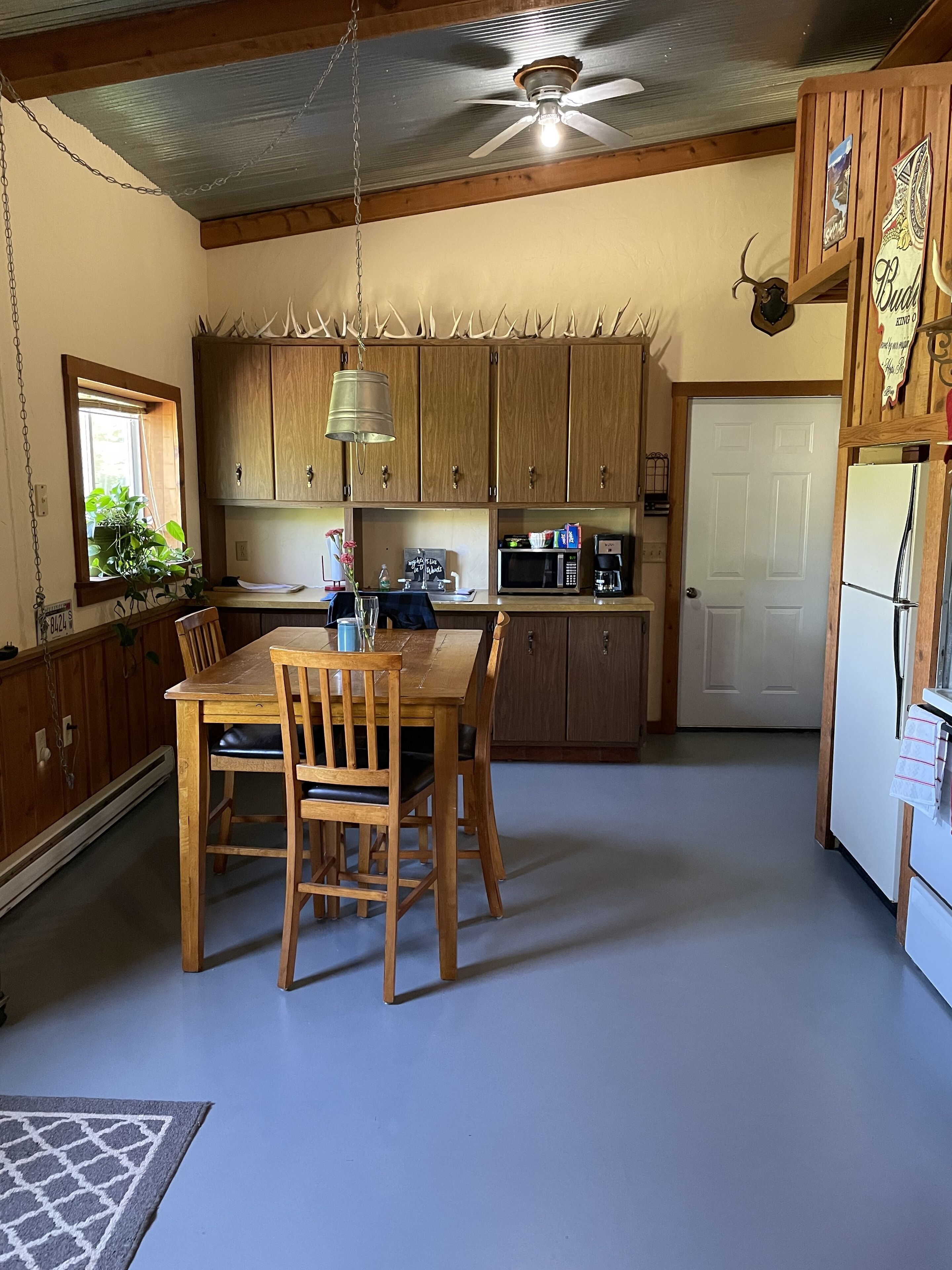 Family sized bunkhouse/hunting cabin 5 minutes from town!