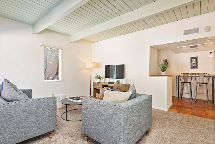 Fort Marcy 75 | Walk To Plaza | Fireplace | Kitchen | Hot Tub | Pool | End Unit | Single Level - Santa Fe, NM