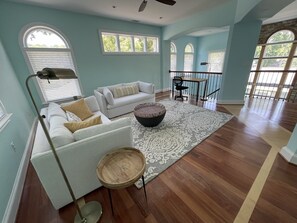 Smart TV, fireplace - Waterfront 4 BR home with private pier and boat dock (Grasonville)