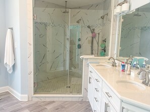 Bathtub, jetted bath, hair dryer, towels - Waterfront 4 BR home with private pier and boat dock (Grasonville)