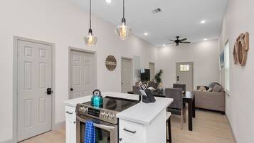 Refrigerador, microondas, horno y parrilla de estufa