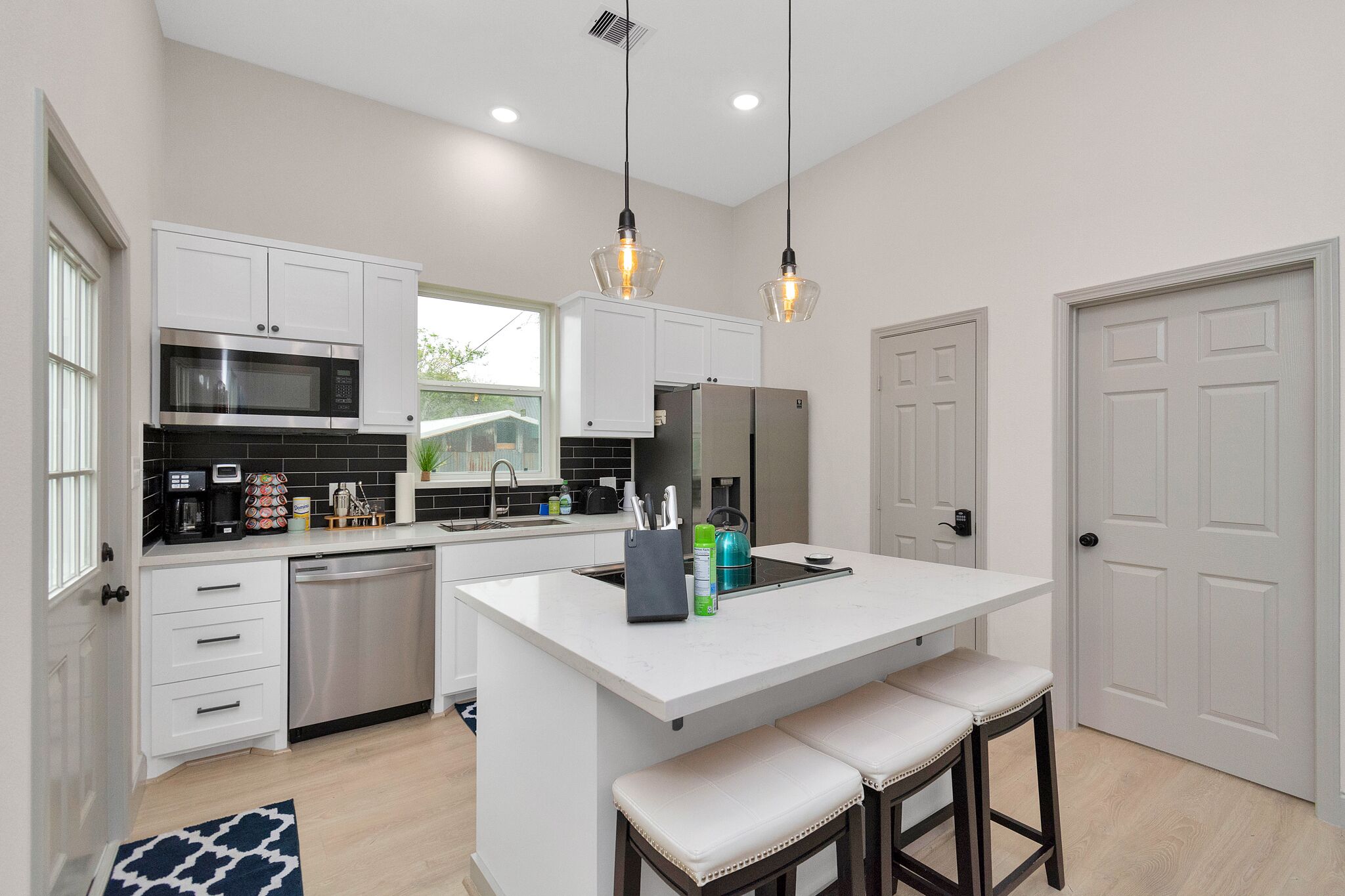 Réfrigérateur, micro-ondes, four, plaque de cuisson