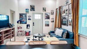 Smart TV, books - Noon Checkout, Soaking Tub, Sleeps 6 (Galveston)