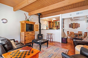 Smart TV, chimenea, reproductor de DVD y libros 