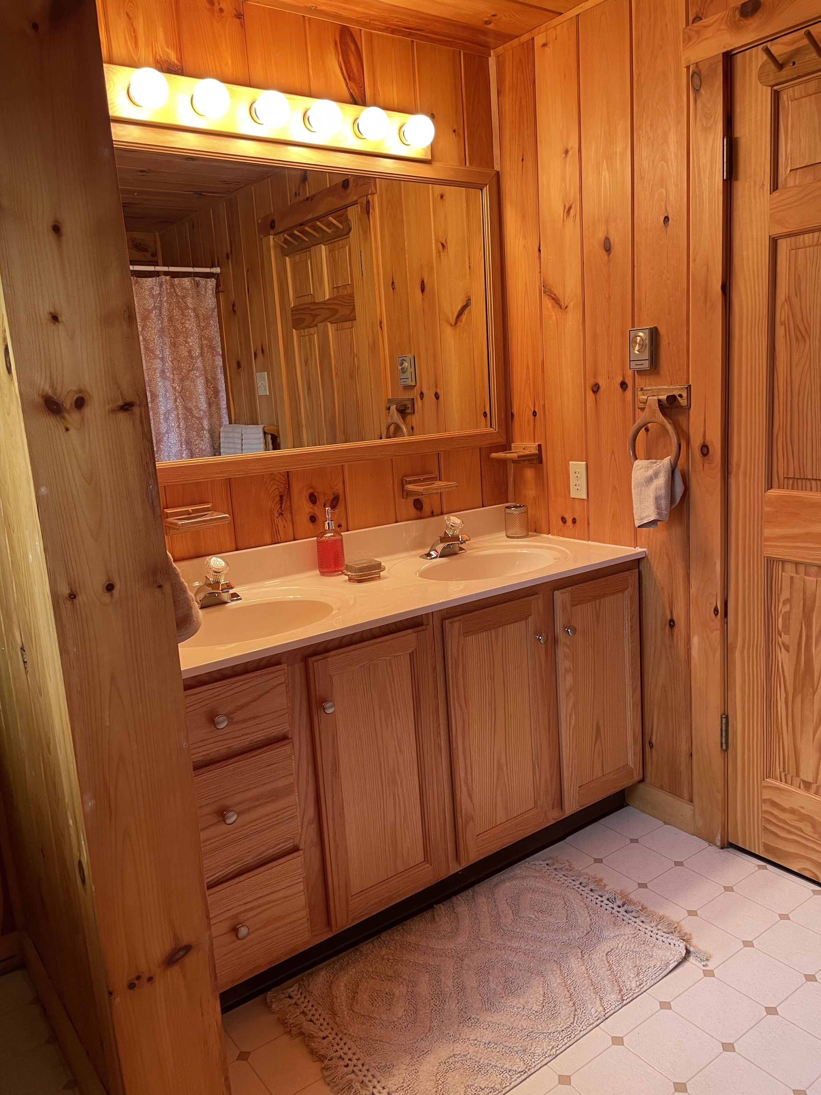 The Lodge at Bear Creek Lake/Your Log Cabin Escape