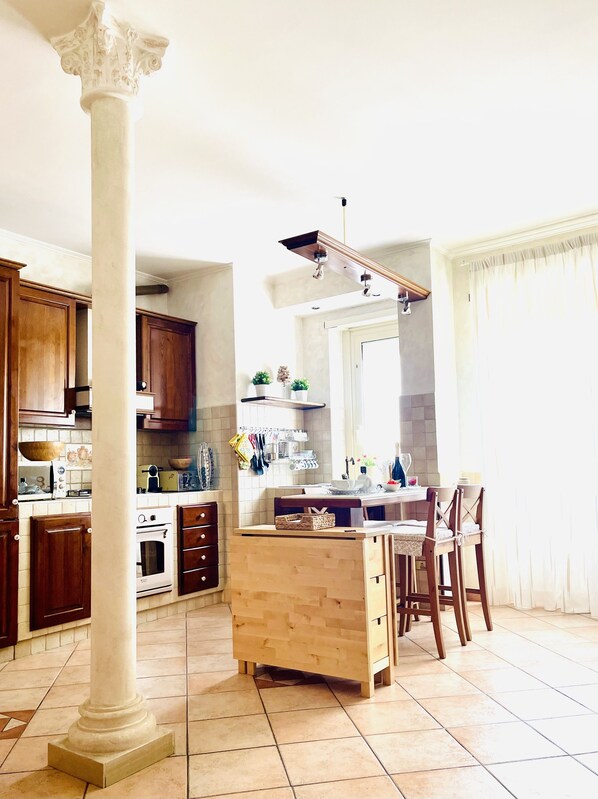 Kühlschrank, Mikrowelle, Wasserkocher mit Kaffee-/Teezubehör