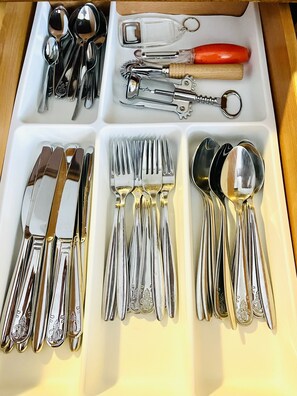 Kühlschrank, Mikrowelle, Wasserkocher mit Kaffee-/Teezubehör