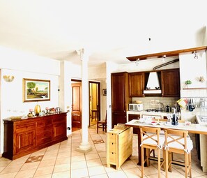 Kühlschrank, Mikrowelle, Wasserkocher mit Kaffee-/Teezubehör