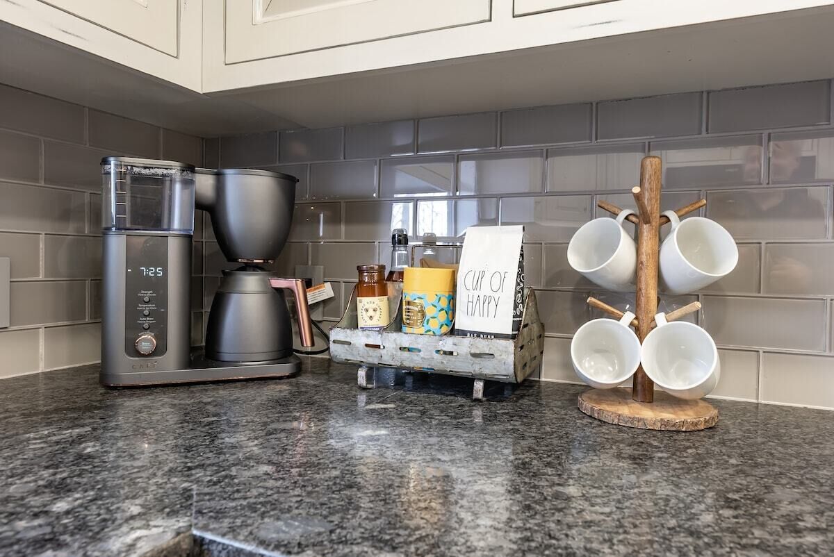 Creekside Cabin *Pup-Friendly with AC*