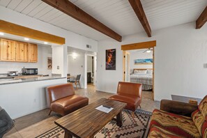 Smart-TV, Kamin, DVD-Player, Bücher