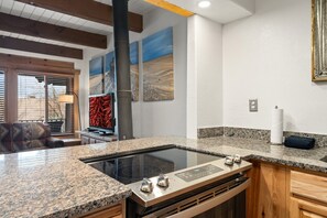 Geladeira, micro-ondas, fogão, cooktop