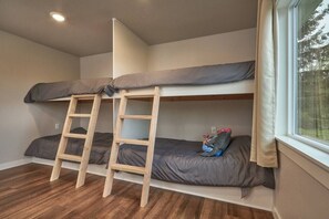 2 bedrooms, travel crib, free WiFi, bed sheets