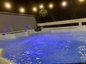 Outdoor spa tub - Riverfront Cottage with Hot Tub 1/4 mi from Beach (Brookings)