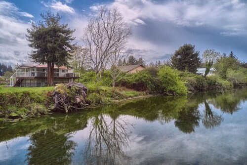 Riverfront Cottage with Hot Tub 1/4 mi from Beach
