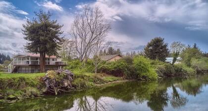 Riverfront Cottage with Hot Tub 1/4 mi from Beach