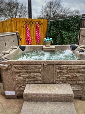 Tina de hidromasaje al aire libre