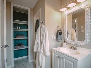 Combined shower/bathtub, hair dryer, bidet, towels - New: SPACIOUS hideaway minutes to the river-HOT TUB READY! (New Braunfels)