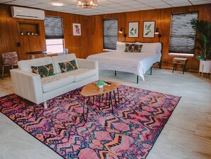 3 bedrooms, desk, iron/ironing board, free WiFi - New: SPACIOUS hideaway minutes to the river-HOT TUB READY! (New Braunfels)
