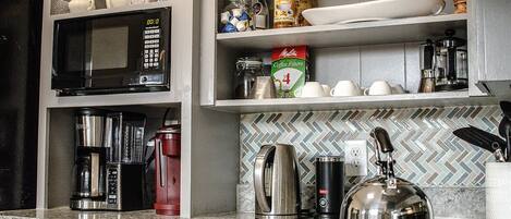 Een koelkast, een magnetron, een oven, een kookplaat