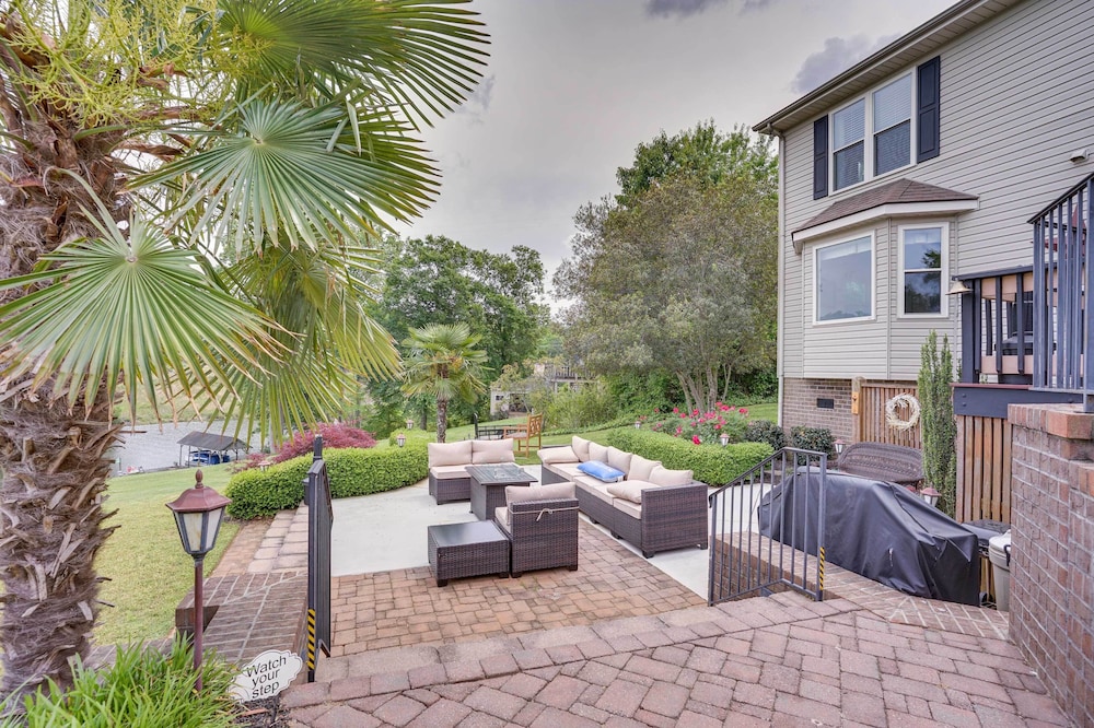 Lakefront Home w/ Outdoor Oasis, Kayaks, Dock
