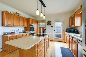 Fridge, microwave, stovetop, dishwasher