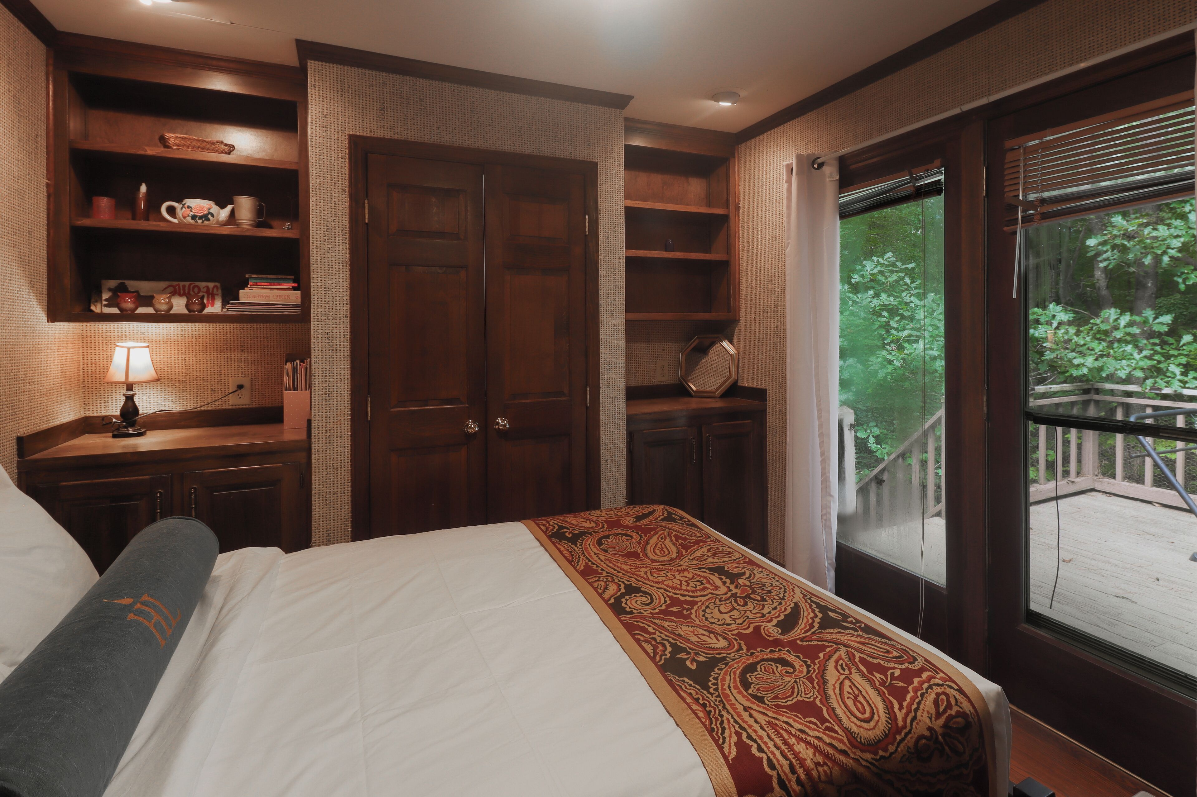 4 slaapkamers, een bureau, een strijkplank/strijkijzer, reisbedje