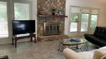 TV connectée, cheminée, espaces bureaux