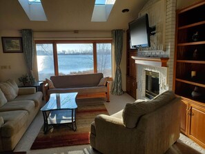 Smart TV, fireplace, video games, DVD player - Large, cozy lake home near Round Lake Farm, Nordic Center, Road America, Lambeau (Brillion)