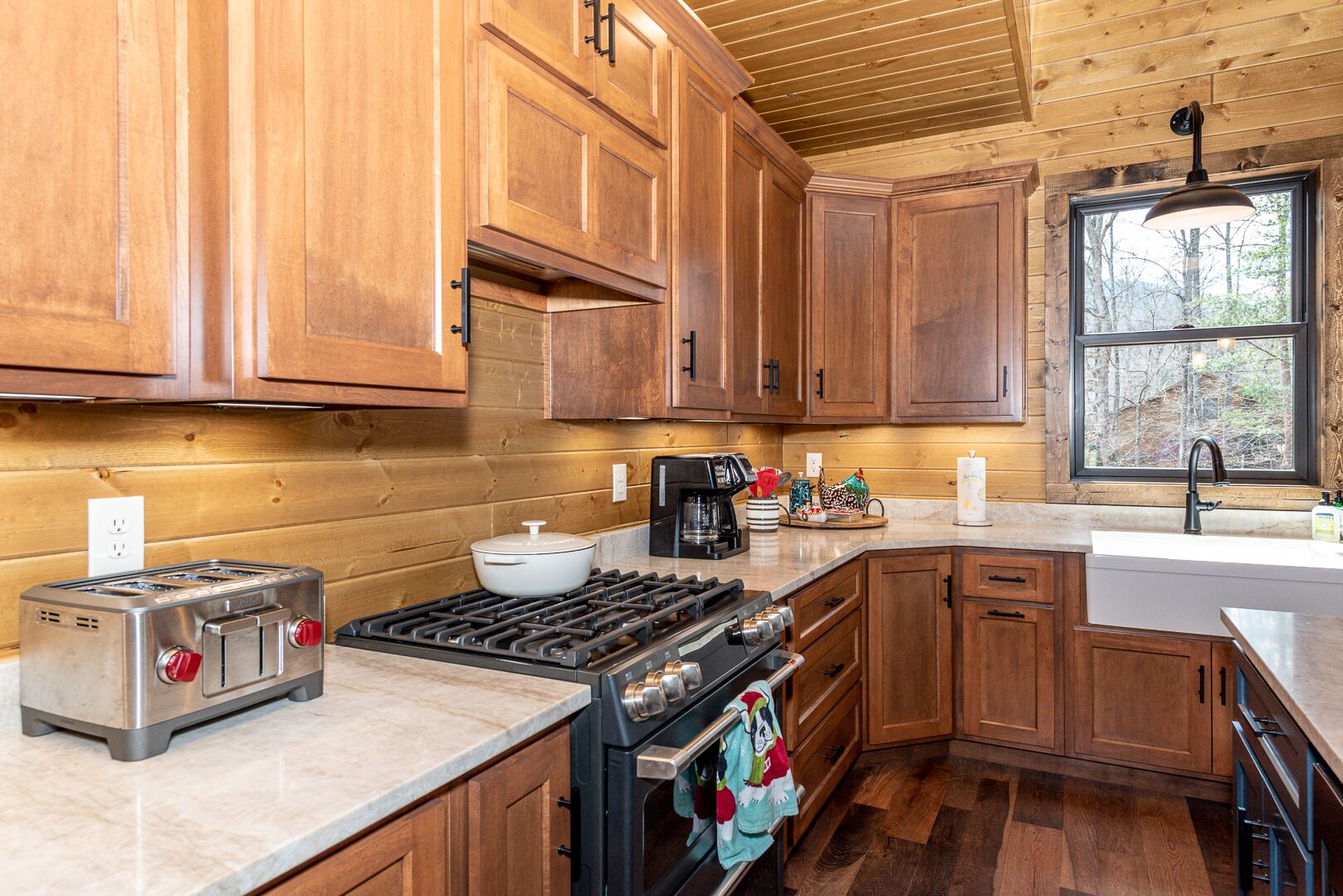 Brand New Mtn Retreat with pool table, hot tub, mountain views, & pool access