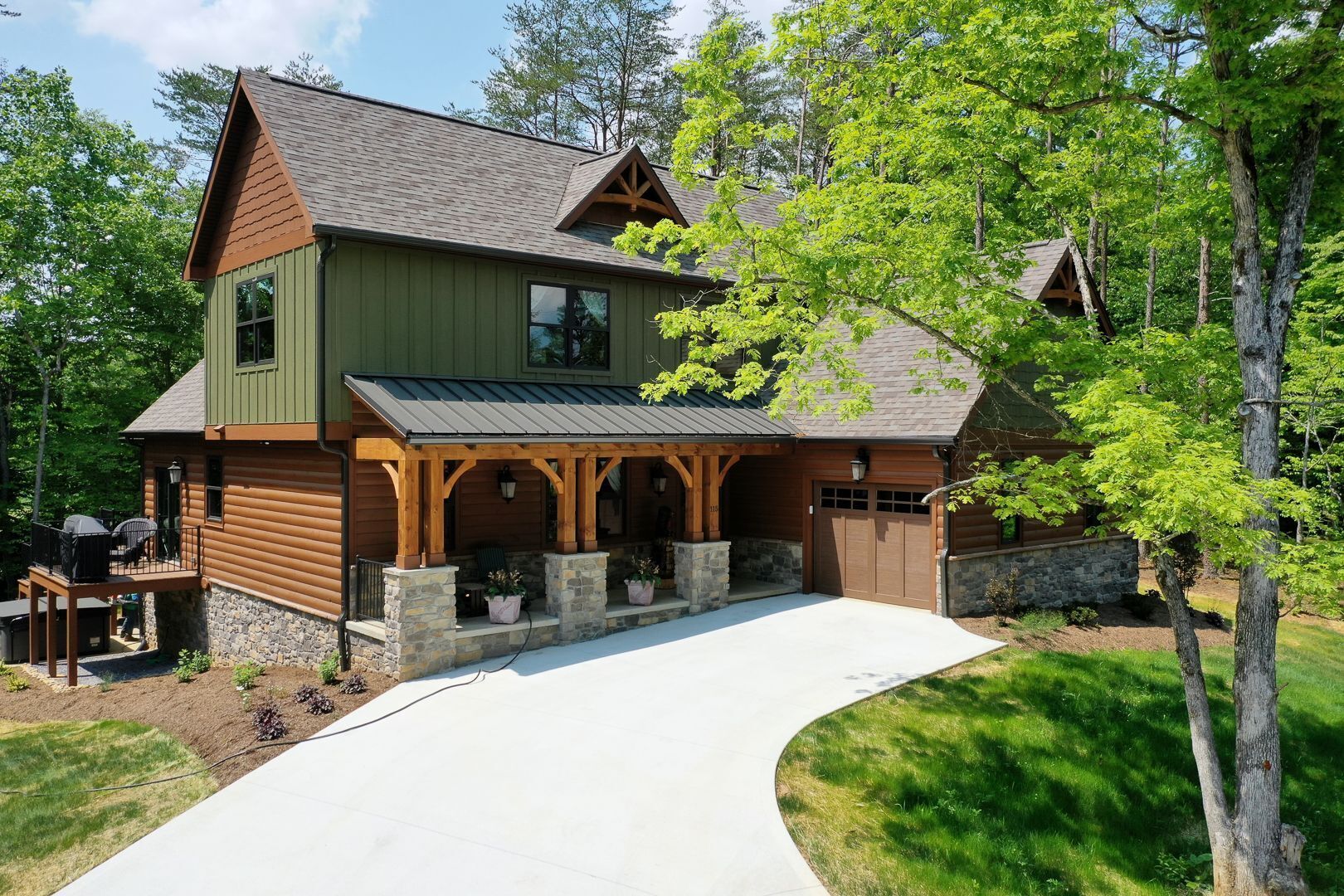 Brand New Mtn Retreat with pool table, hot tub, mountain views, & pool access