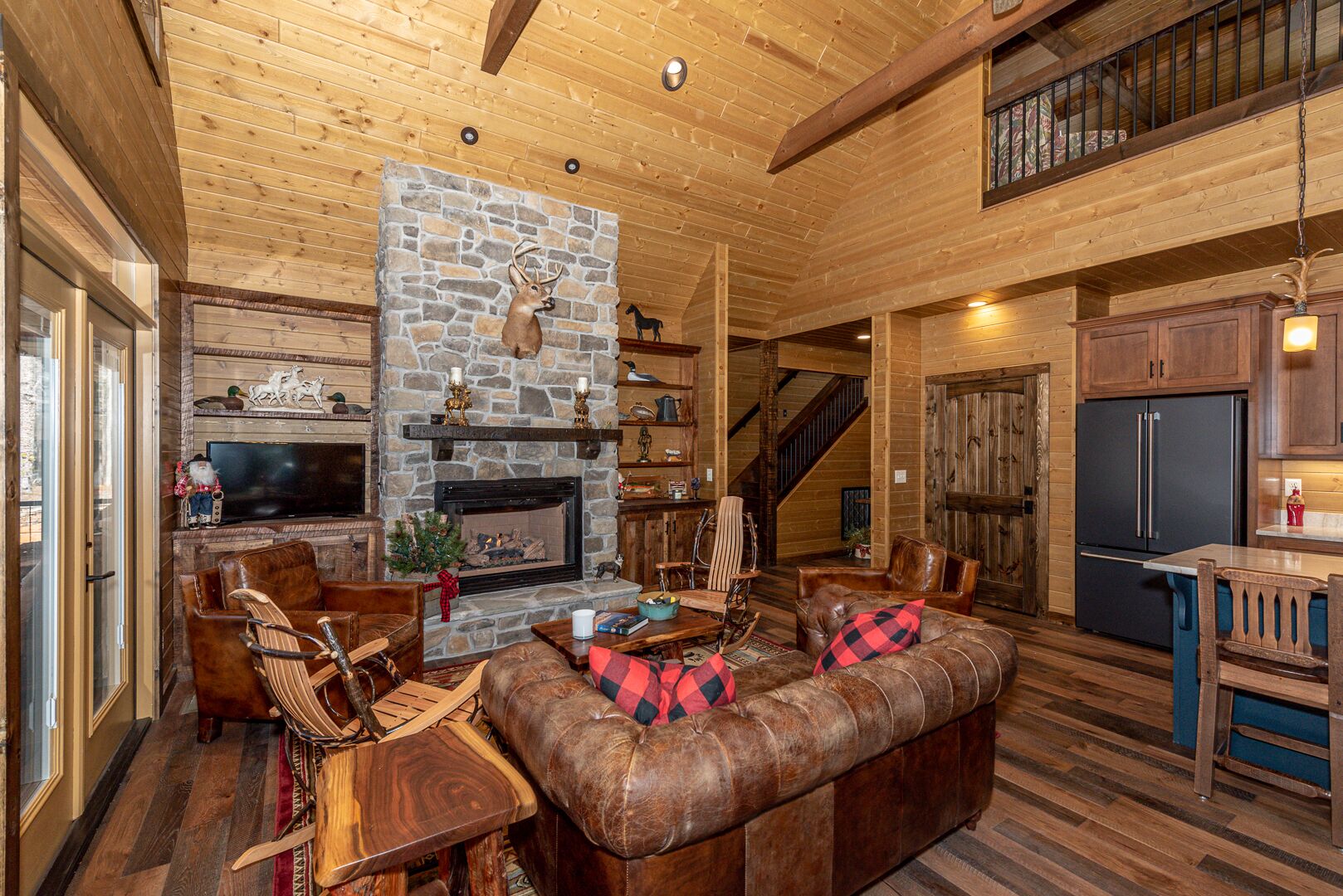 Brand New Mtn Retreat with pool table, hot tub, mountain views, & pool access