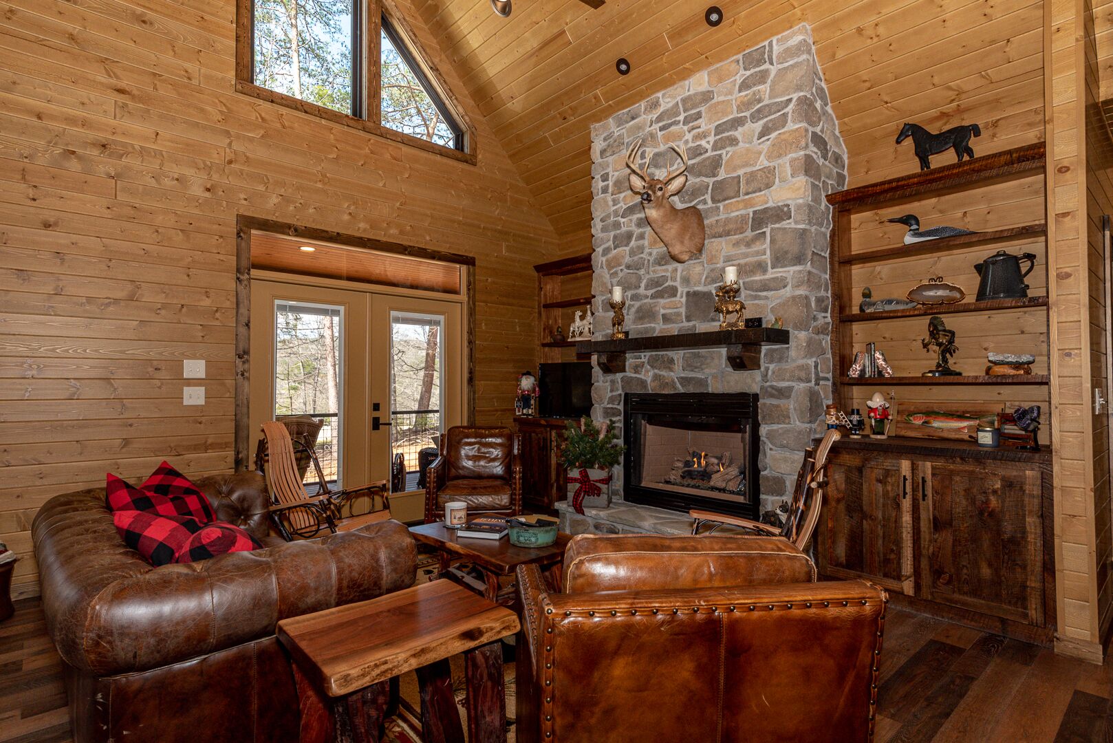 Brand New Mtn Retreat with pool table, hot tub, mountain views, & pool access