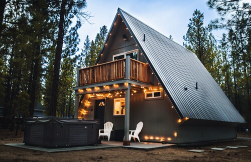 Modern A-Frame cabin w/ hot tub • close to Bend, Crater Lake, Mt Bachelor resort
