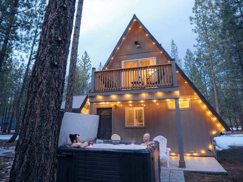Modern A-Frame cabin w/ hot tub • close to Bend, Crater Lake, Mt Bachelor resort